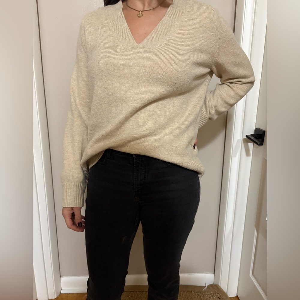 Banana Republic Women's Beige V-Neck Sweater